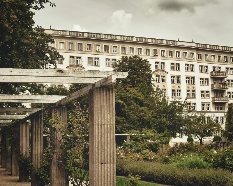 Grüne Oase auf kleinstem Raum: Wie Balkonanbau Berliner Gesundheit und Wohlbefinden stärkt